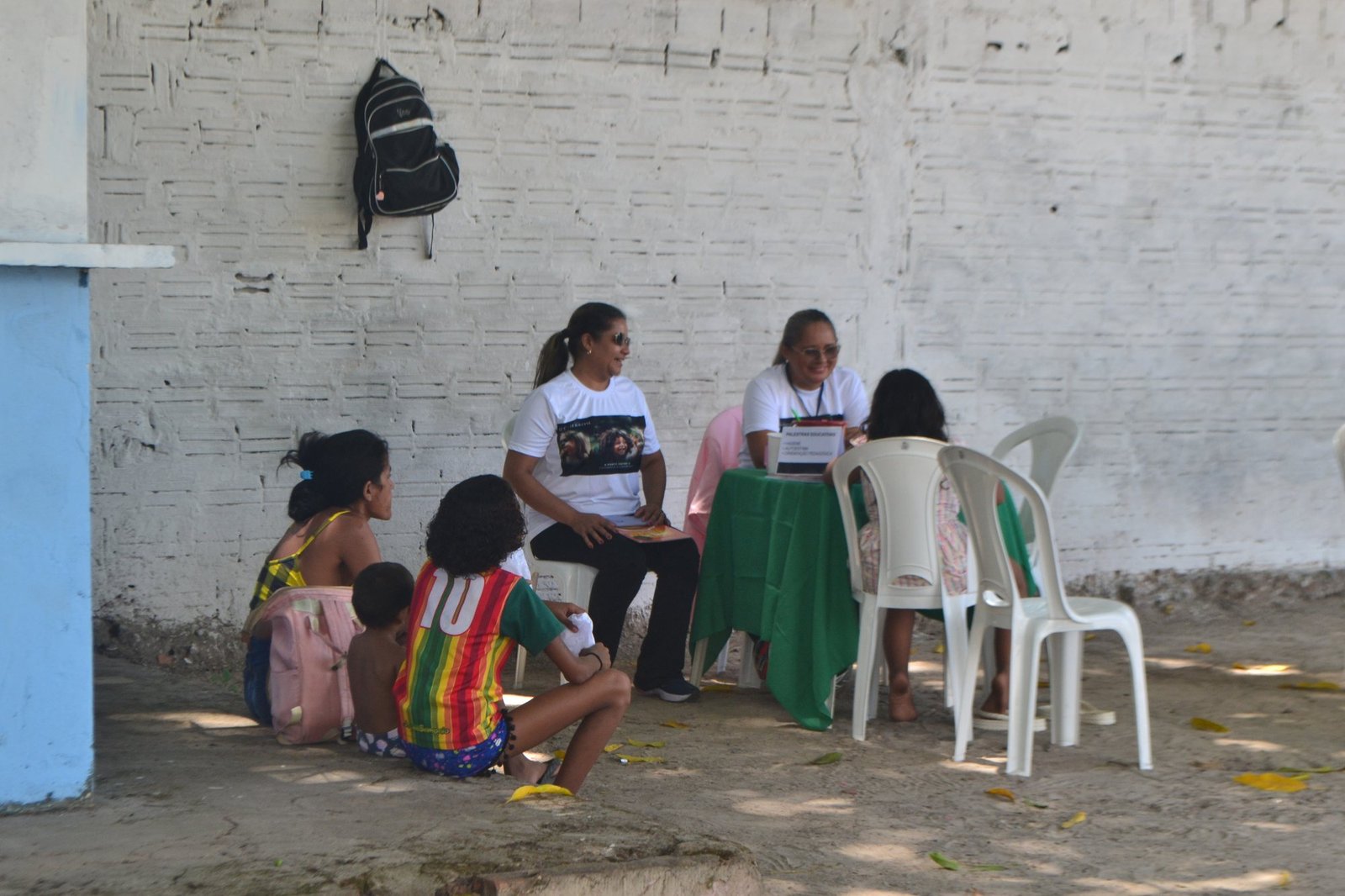 Voluntários do Instituto Hebrom em atendimento e orientação a uma família