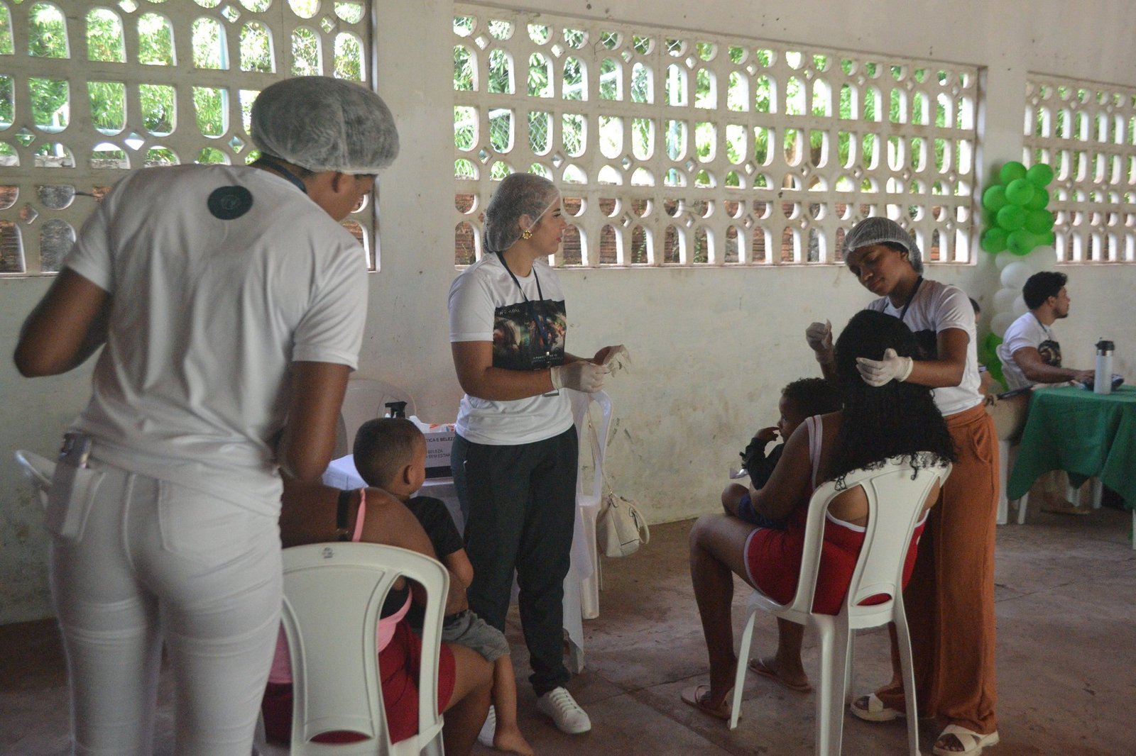 Voluntários realizando diversos atendimentos simultâneos durante o Dia D Hebrom